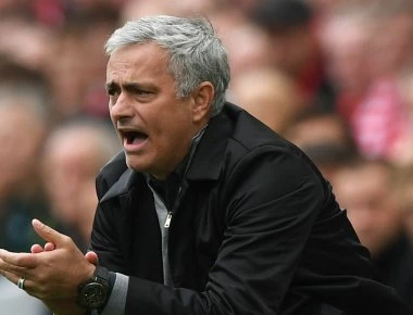 Ο «τρελός» πανηγυρισμός του Μουρίνιο μετά το γκολ στις καθυστερήσεις- «'Εσπασε» ότι βρήκε μπροστά του (βίντεο)